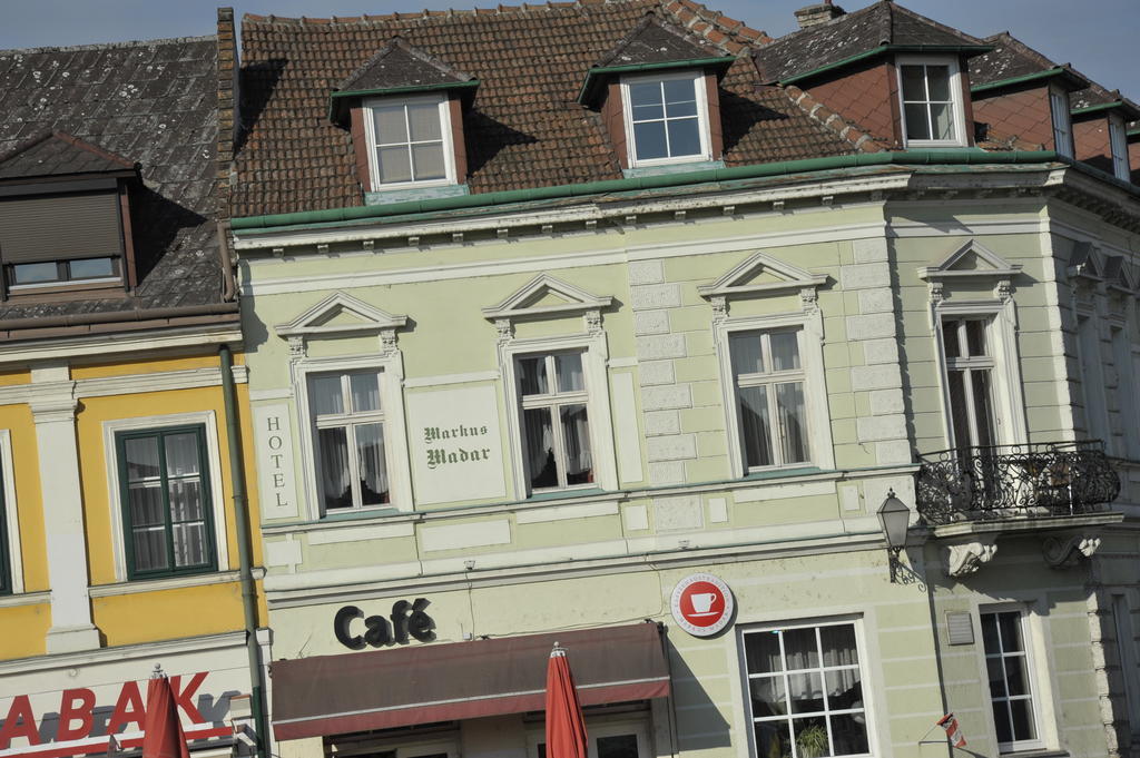 Madar Cafe Central Melk Exterior photo