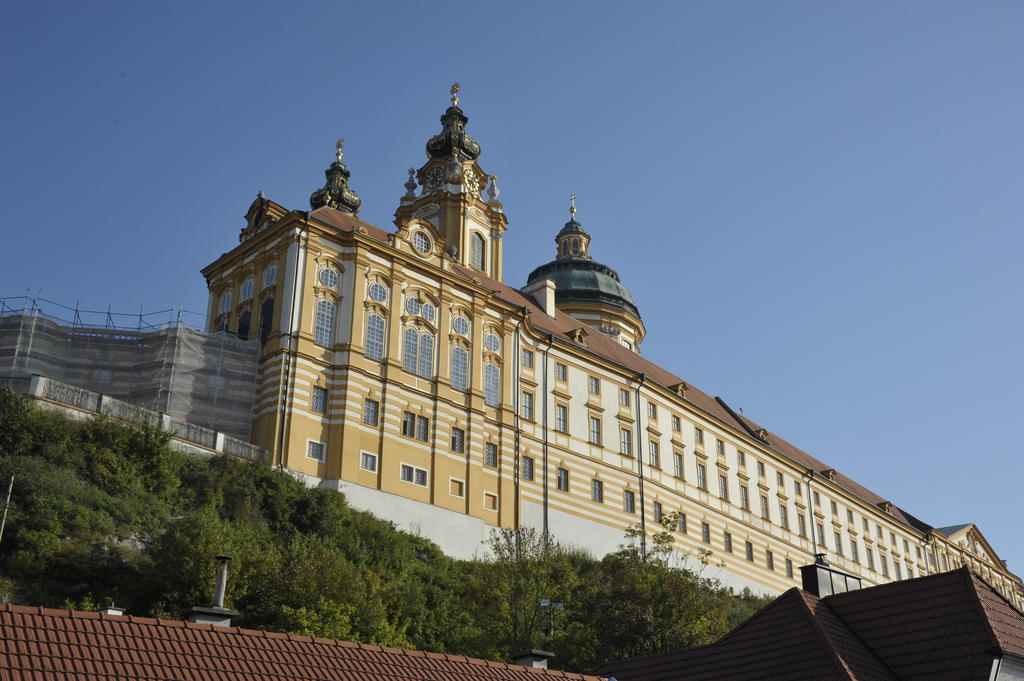 Madar Cafe Central Melk Exterior photo