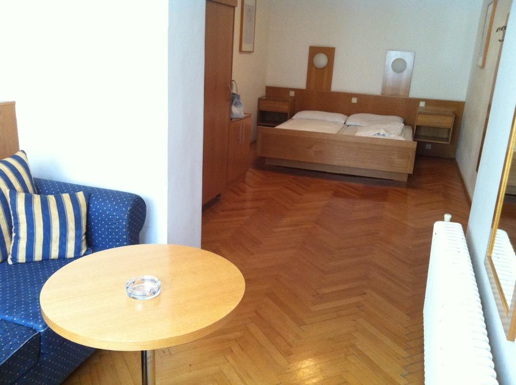Madar Cafe Central Melk Room photo